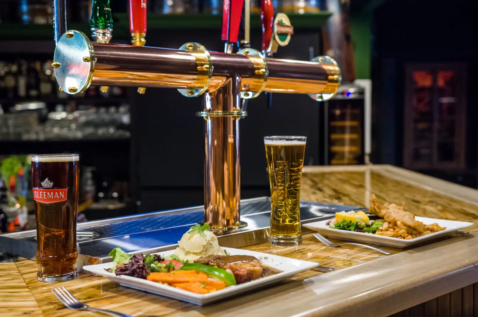 Draft beer and a generous plate at O'Sim 21